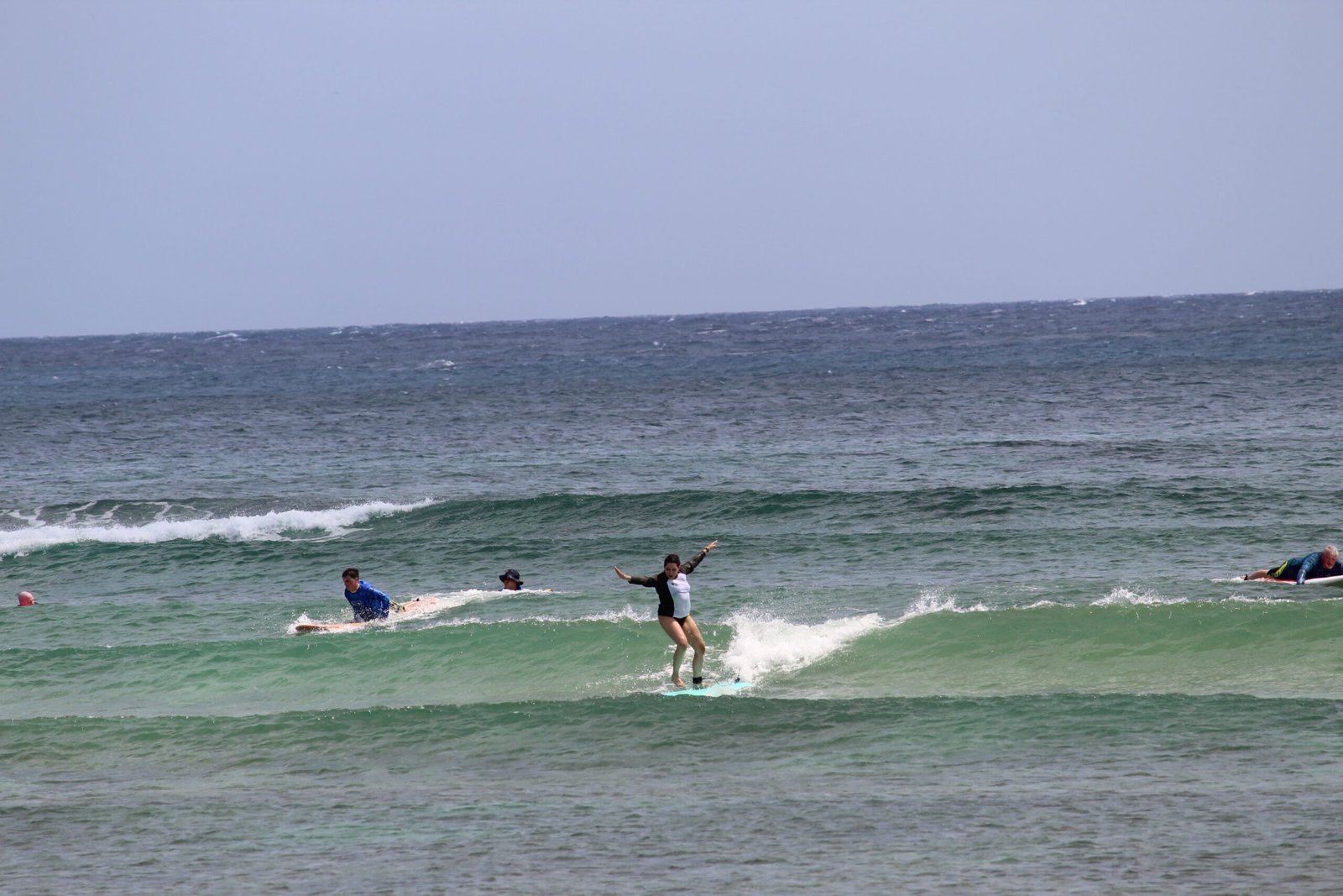 Surfistas disfrutando las olas