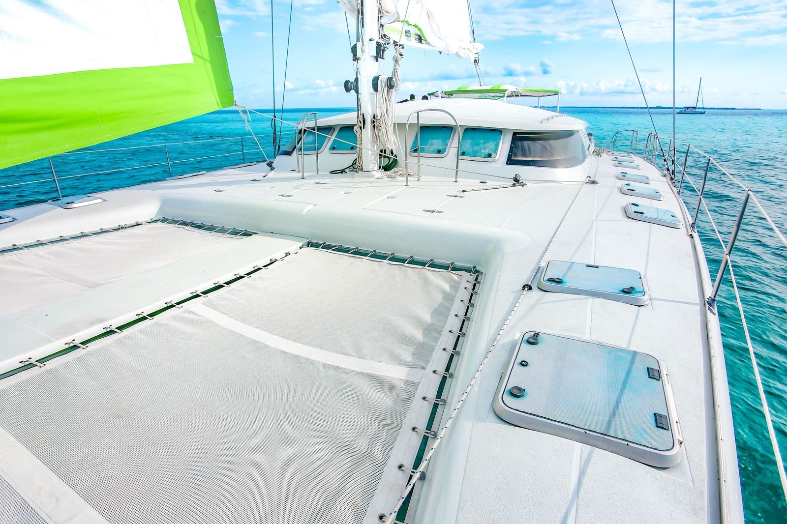 Catamarán navegando hacia Isla Mujeres